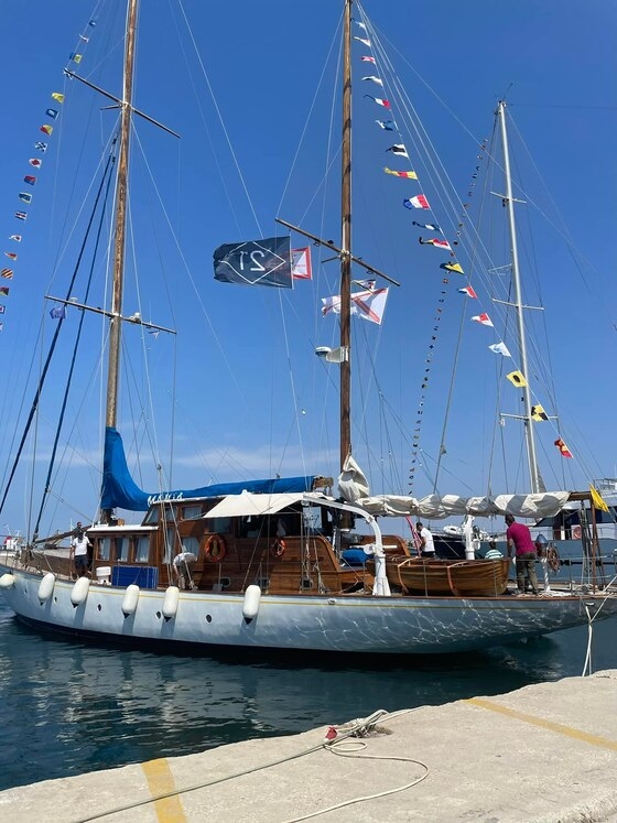 Το ιστιοφόρο εκπαιδευτικό σκάφος «Μάνια» το οποίο μετατράπηκε σε πλωτή έκθεση.